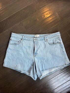 Abercrombie & Fitch Light Wash High Rise Curve Love Denim Shorts Size 35